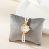 Reloj dorado con cuentas perladas