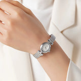 Reloj metálico de esfera ovalada