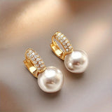 Pendientes huggie de perla y pavé