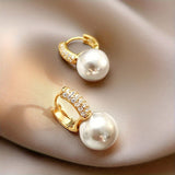 Pendientes huggie de perla y pavé