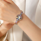 Reloj metálico con cristales elegantes