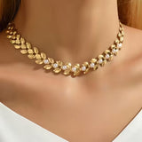 Collar de perlas con hojas doradas