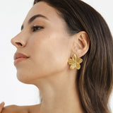 Pendientes florales chapados en oro