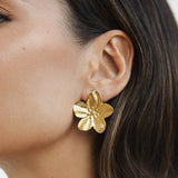 Pendientes florales chapados en oro