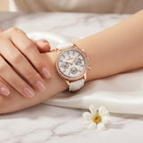 Reloj de correa texturizada elegante