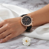 Reloj de correa texturizada elegante