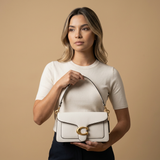Bolso de Hombro para Mujeres con Solapa de Cuero y Herrajes Dorados