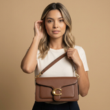 Bolso de Hombro para Mujeres con Solapa de Cuero y Herrajes Dorados