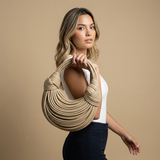 Bolso de Hombro con Accesorios Dorados